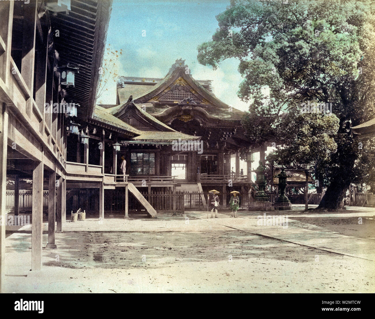 [1890s Japan - Shinto Schrein Kotohira, in der Präfektur Kagawa] - Zwei Pilger an Kotohira-gu, im Volksmund bekannt als konpira-san, ein Shinto Schrein Kotohira, in der Präfektur Kagawa. Es ist gesagt im 1. Jahrhundert gegründet wurde. Der Schrein der Gottheit schützt offenbar Reisende, besonders der Seeleute. Der Schrein ist berühmt für seine langen Ansatz: 785 Schritte an die Haupt- und 1.368 zum inneren Heiligtum. Die wichtigsten Heiligtum Gebäude auf diesem Bild wurde 1877 (Meiji 10) gebaut und sieht fast genau gleich heute. 19 Vintage albumen Foto. Stockfoto
