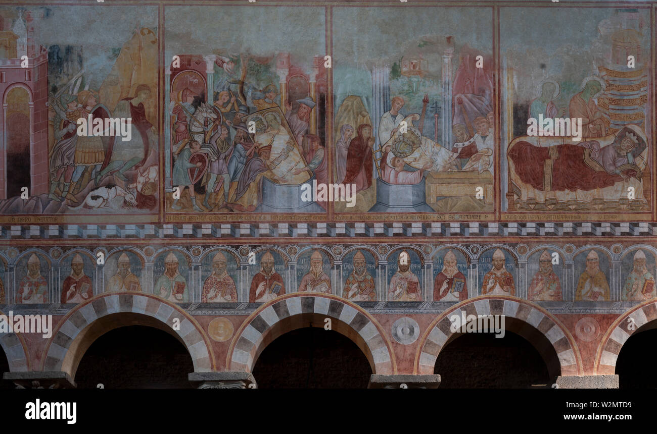 San Piero a Grado bei Pisa, Basilika aus dem 10. Jahrhundert, Innenraum, Nordwand, mit Fresken, Petrus- und Paulus-Zyklus Stockfoto