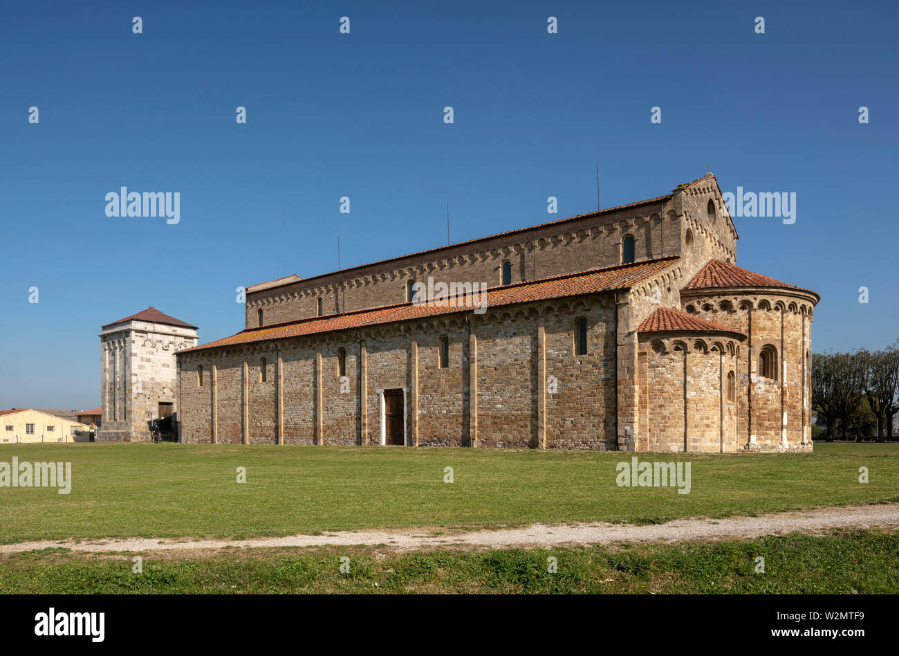 San Piero a Grado bei Pisa, Basilika aus dem 10. Jahrhundert, Blick von Südwest Stockfoto