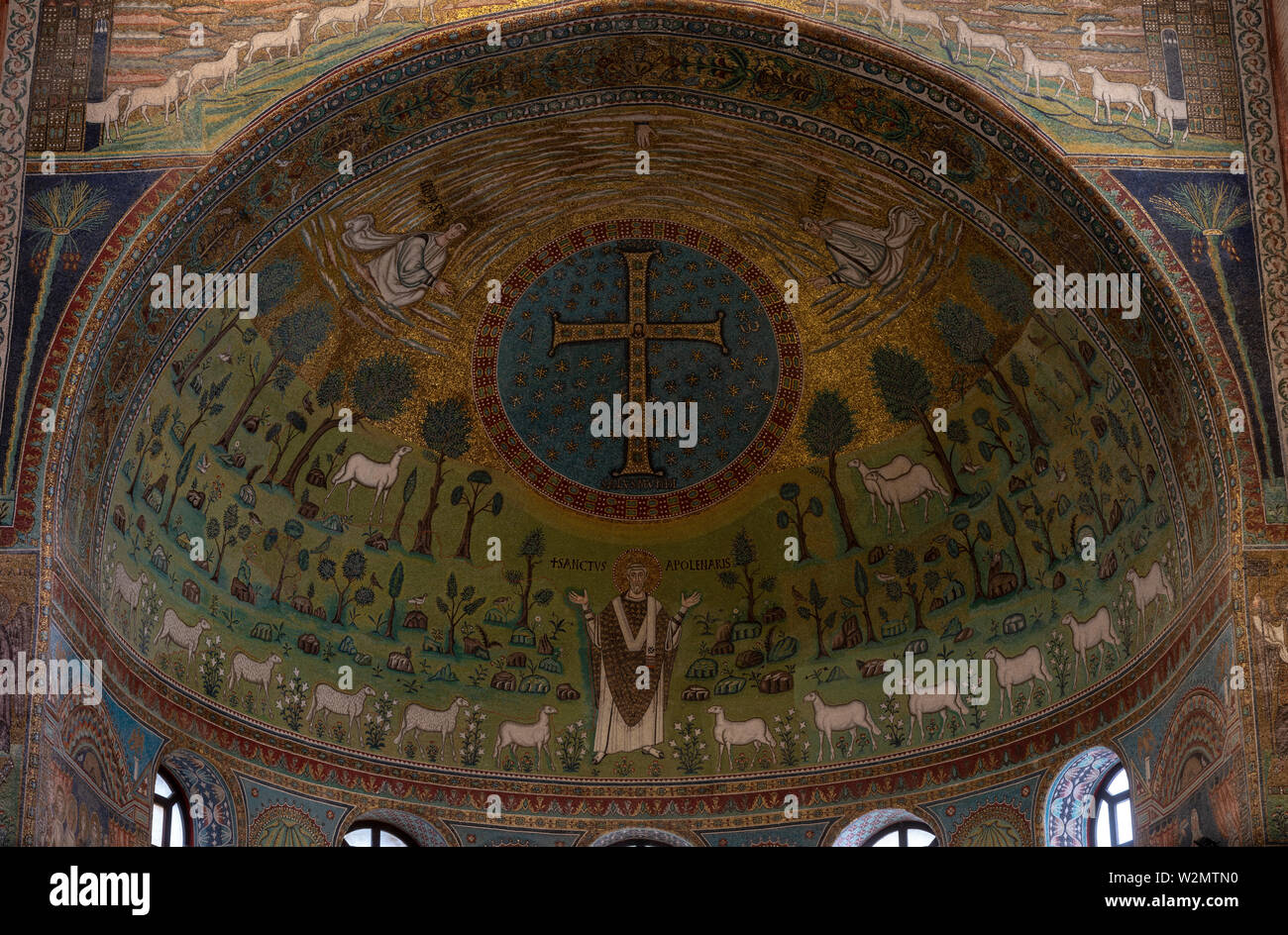 Ravenna, die Basilika Sant'Apollinare in Classe, Kalotte der Chorapsis, Mosaik mit dem Hl. Apollinaris und 12 Lämmern als den 12 Aposteln unter dem Kr Stockfoto