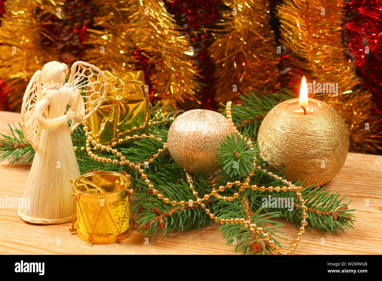 Weihnachten Kranz mit goldenen Kerze und Ornamente. Engel mit Trommel. Stockfoto