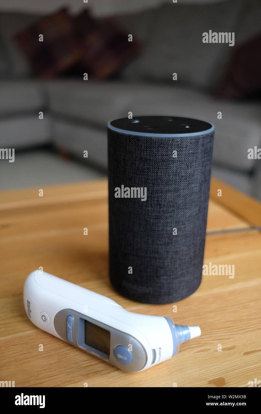 Eine allgemeine Ansicht eines Amazon Echo smart Lautsprecher neben einem ohrthermometer. Amazon Alexa wird eingestellt, um die Gesundheit der Menschen abfragen, indem Sie die offiziellen NHS Website zu beantworten. Stockfoto