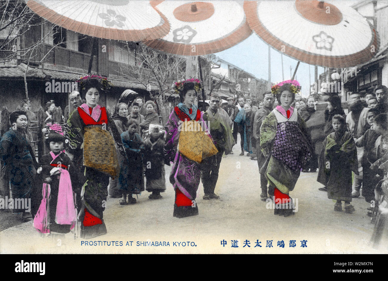 [1900s Japan - Parade der High Class Prostituierte] - Oiran Dochu, eine Parade von Tayuu (high class Prostituierte) in ihre wunderschönen Kimono in der lizenzierten Bordell Bezirk von Shimabara in Kyoto. Jede tayuu wird durch eine Kamuro, ein Kind attendant flankiert. 20. jahrhundert alte Ansichtskarte. Stockfoto