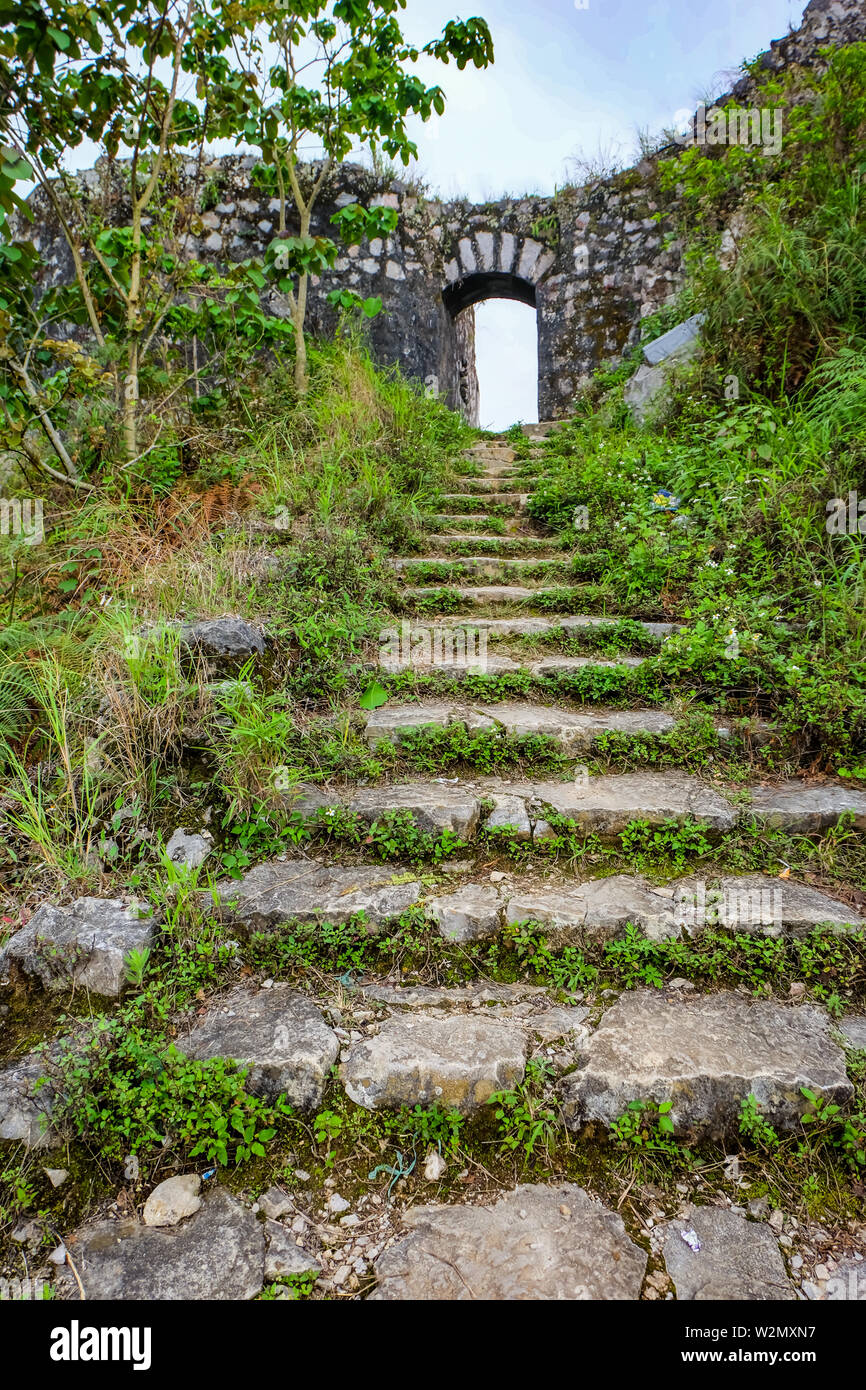 Ruinen der französischen Festung auf dem Hügel oberhalb der Stadt, Vietnam Dong Van. Stockfoto