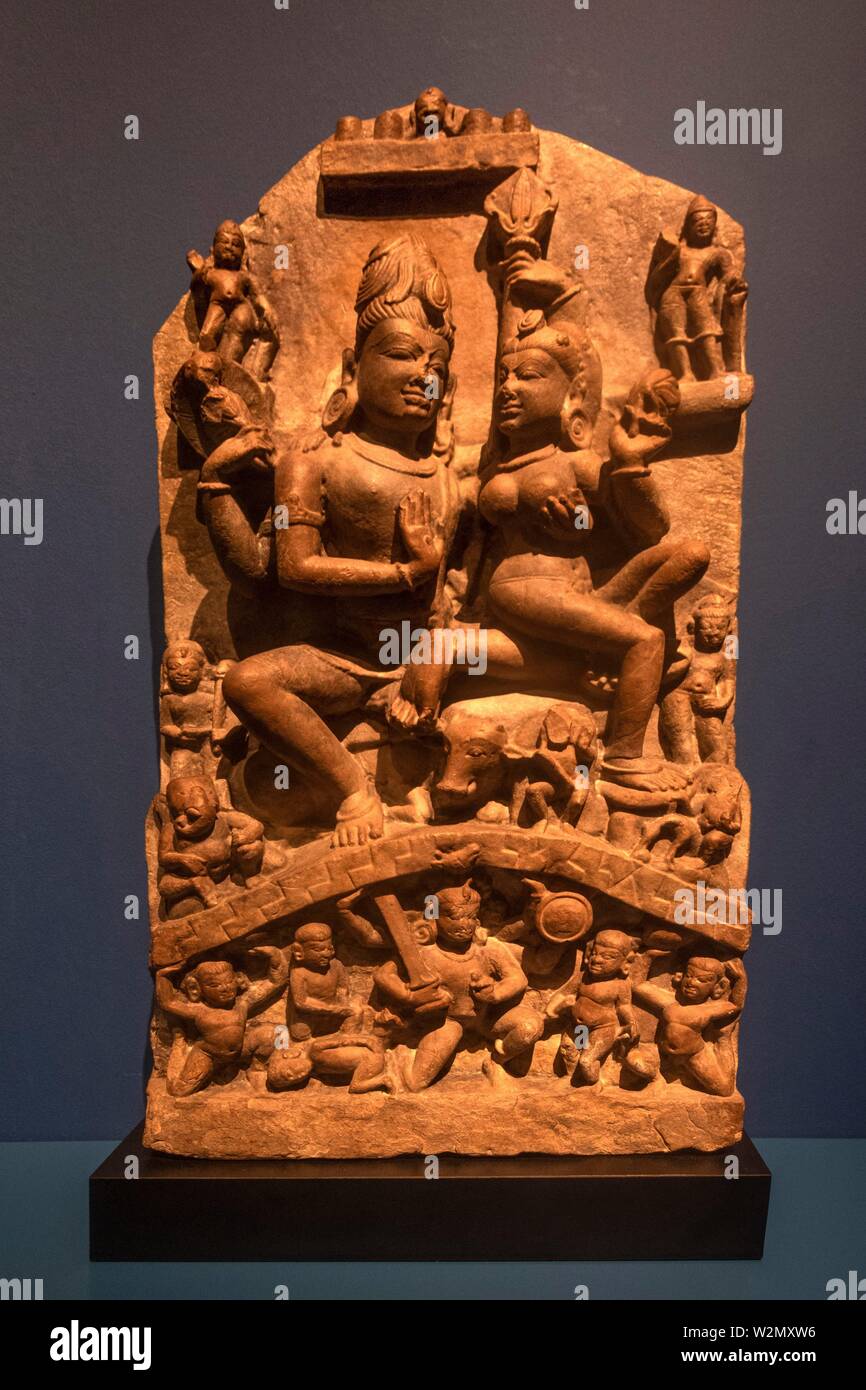 Singapur, Asian Civilisations Museum. Familie von Shiva (Nordindien, 9. Jahrhundert), Sandstein. Stockfoto