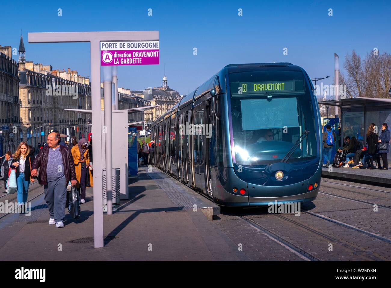 Frankreich, Nouvelle Aquitaine, Gironde, Straßenbahn in 'Porte de Bourgogne" zu stoppen, in Bordeaux. Stockfoto