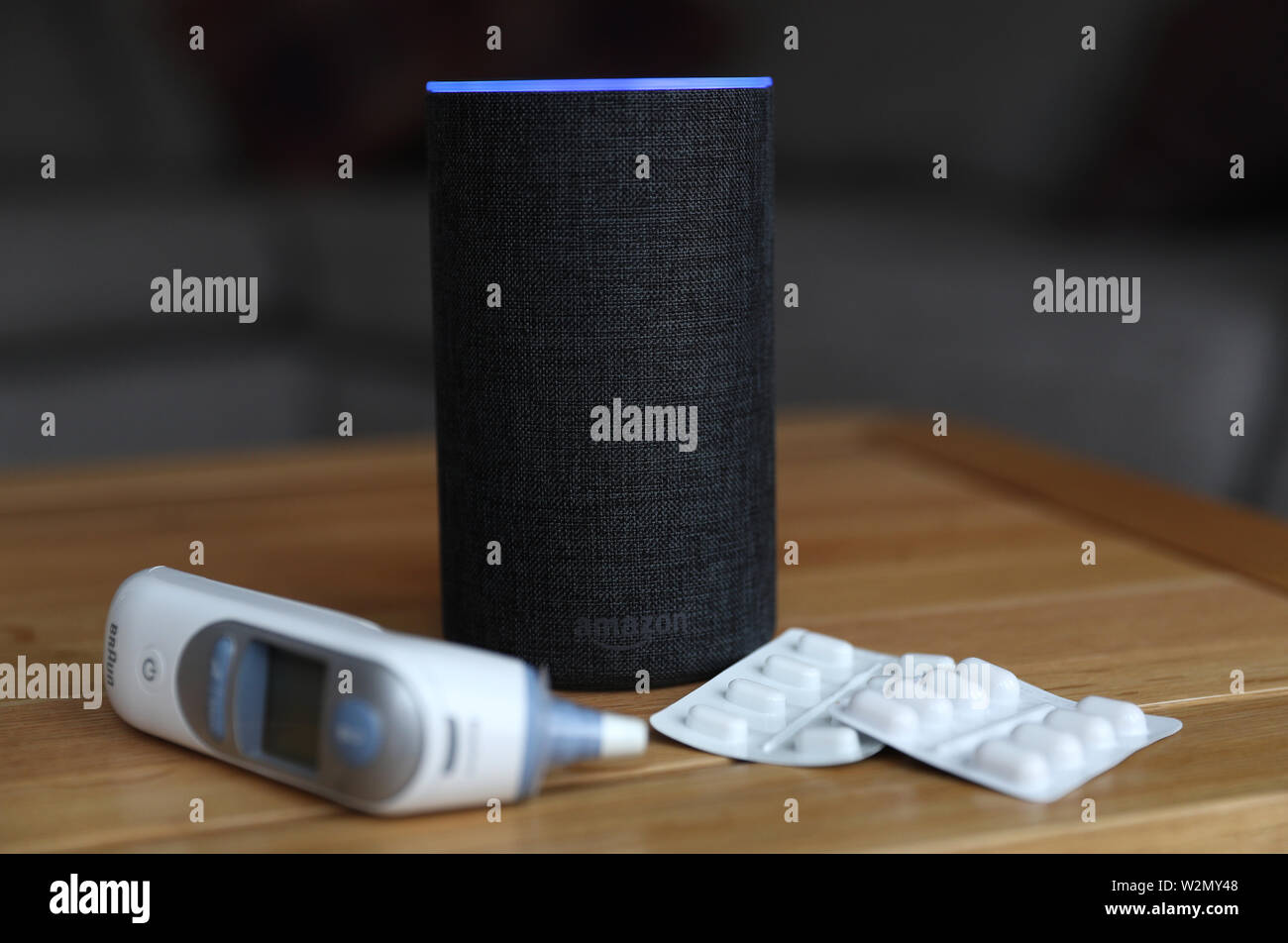 Eine allgemeine Ansicht eines Amazon Echo smart Lautsprecher neben einem ohrthermometer und einige Pillen. Amazon Alexa wird eingestellt, um die Gesundheit der Menschen abfragen, indem Sie die offiziellen NHS Website zu beantworten. Stockfoto