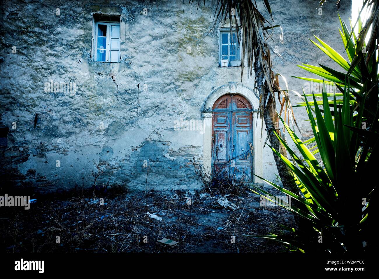 Fassade von einem verlassenen Dorf Haus in der Dämmerung. Santo - Pietro-de Tenda, Korsika, Frankreich, Europa Stockfoto