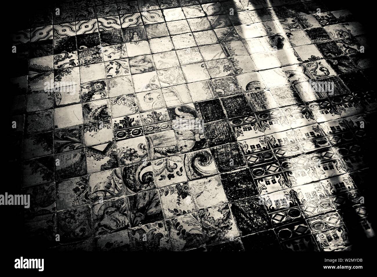Gehsteig der alten Fliesen mit Sonnenschein refajos in einer Kirche. Hermitage Unserer Lieben Frau von Gracia, Mahon Menorca, Balearen, Spanien, Europa. Stockfoto