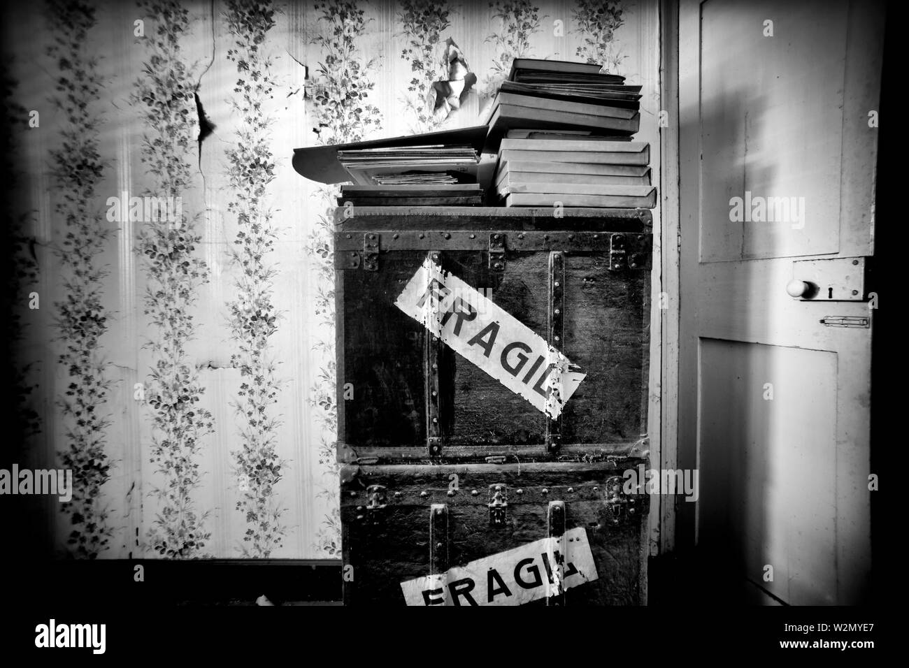 Aufgestaut, Boxen und Bücher in einem Zimmer und zerbrechlich sie auf die Felder in einem Haus geschrieben. Mahon, Menorca, Balearen, Spanien Stockfoto