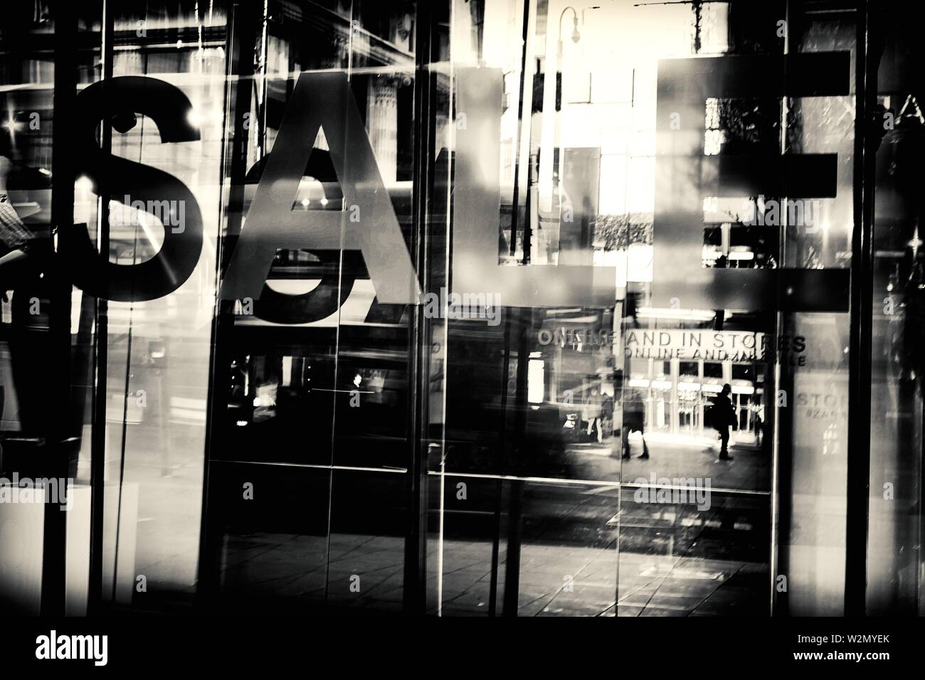 Blick auf eine Straße in ein Glas mit Verkehr, Menschen und Verkauf auf Glas geschrieben. Oxford St. Londes, UK, Europa. Stockfoto