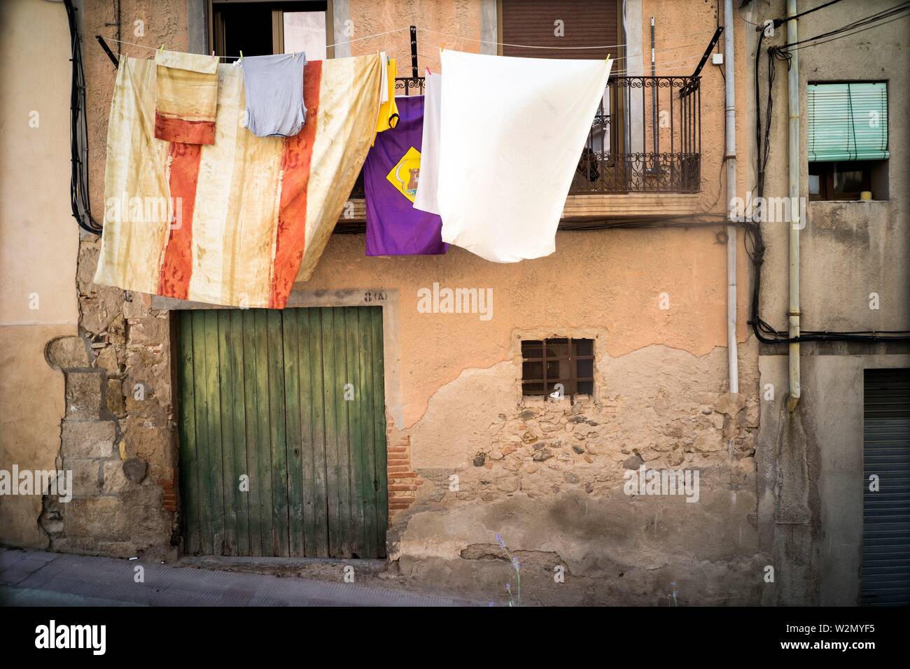 Typische Fassade des Haus im Dorf mit Kleidung aus. Falset, Tarragona, Katalonien, Spanien, Europa. Stockfoto