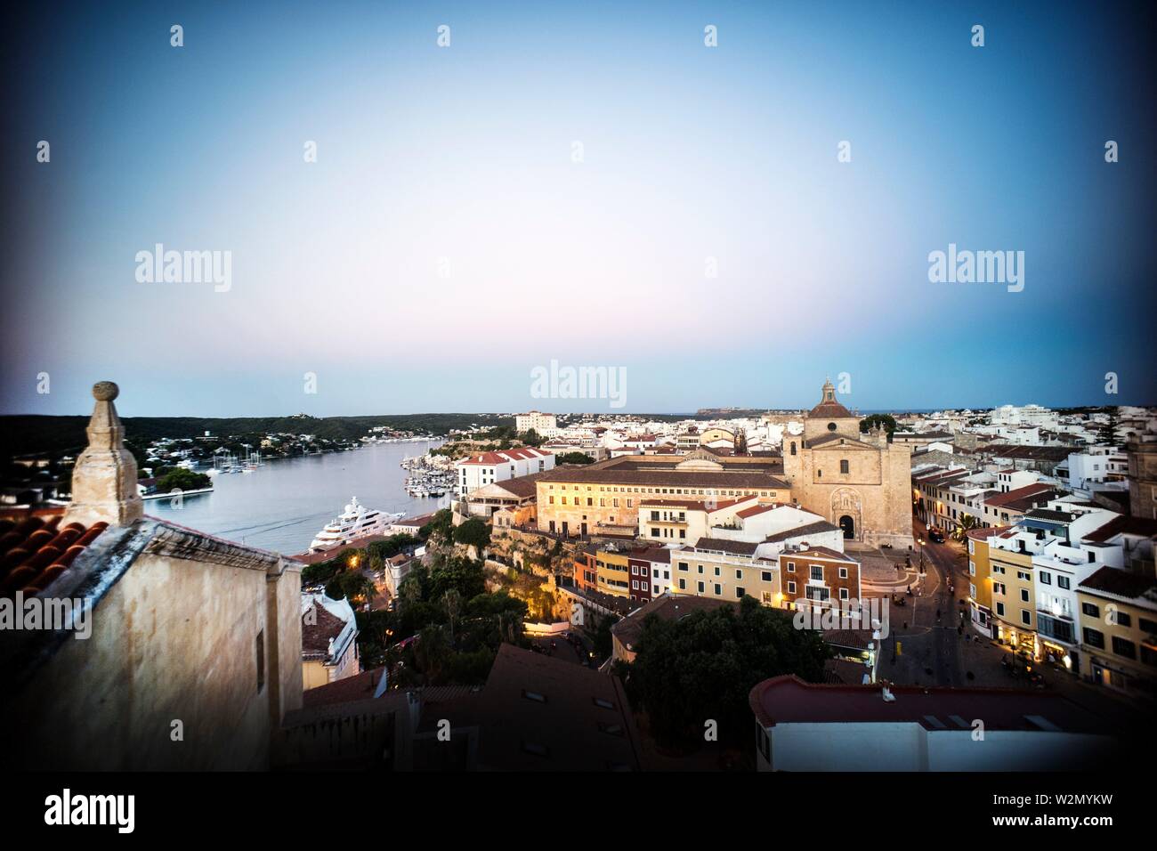 Blick auf den Hafen und die Stadt in der Abenddämmerung. Mahon Menorca, Balearen, Spanien, Europa. Stockfoto