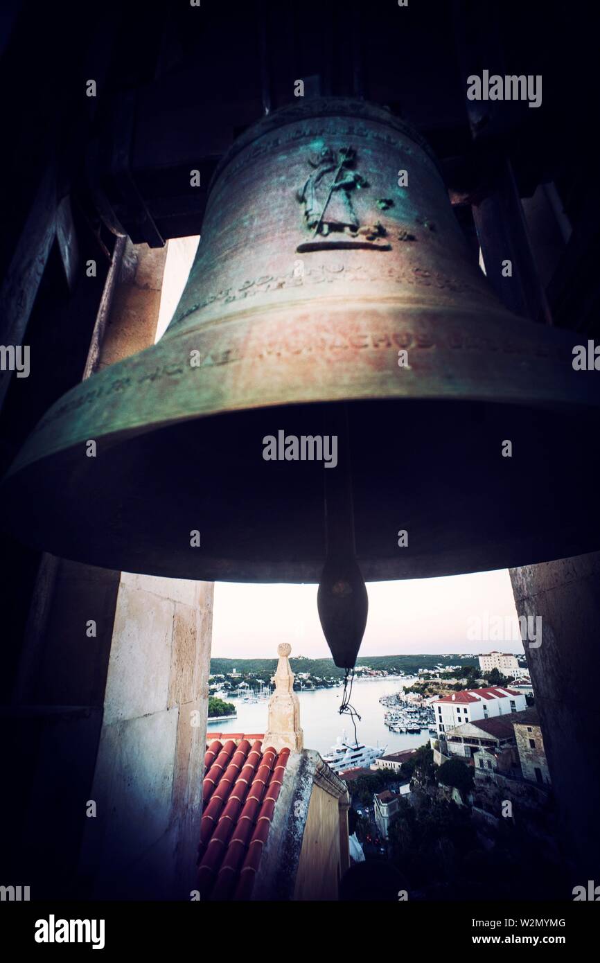 Glockenturm einer Kirche und die Aussicht auf die Stadt und den Hafen. Santa Maria, Mahon, Baleares, Spanien, Europa. Stockfoto