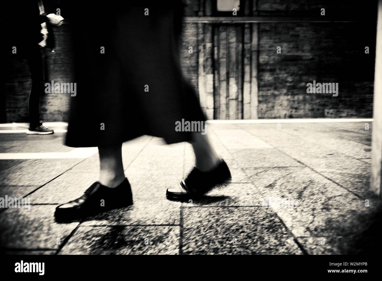 Detailansicht der Füße von einer alten Dame zu Fuß. Bukarest, Rumänien, Europa. Stockfoto