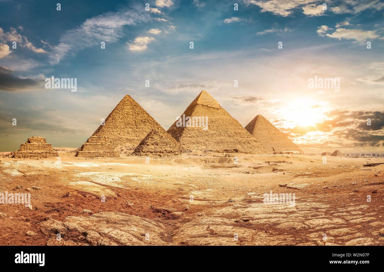Ägyptischen Pyramiden im Sand der Wüste und der Himmel. Stockfoto