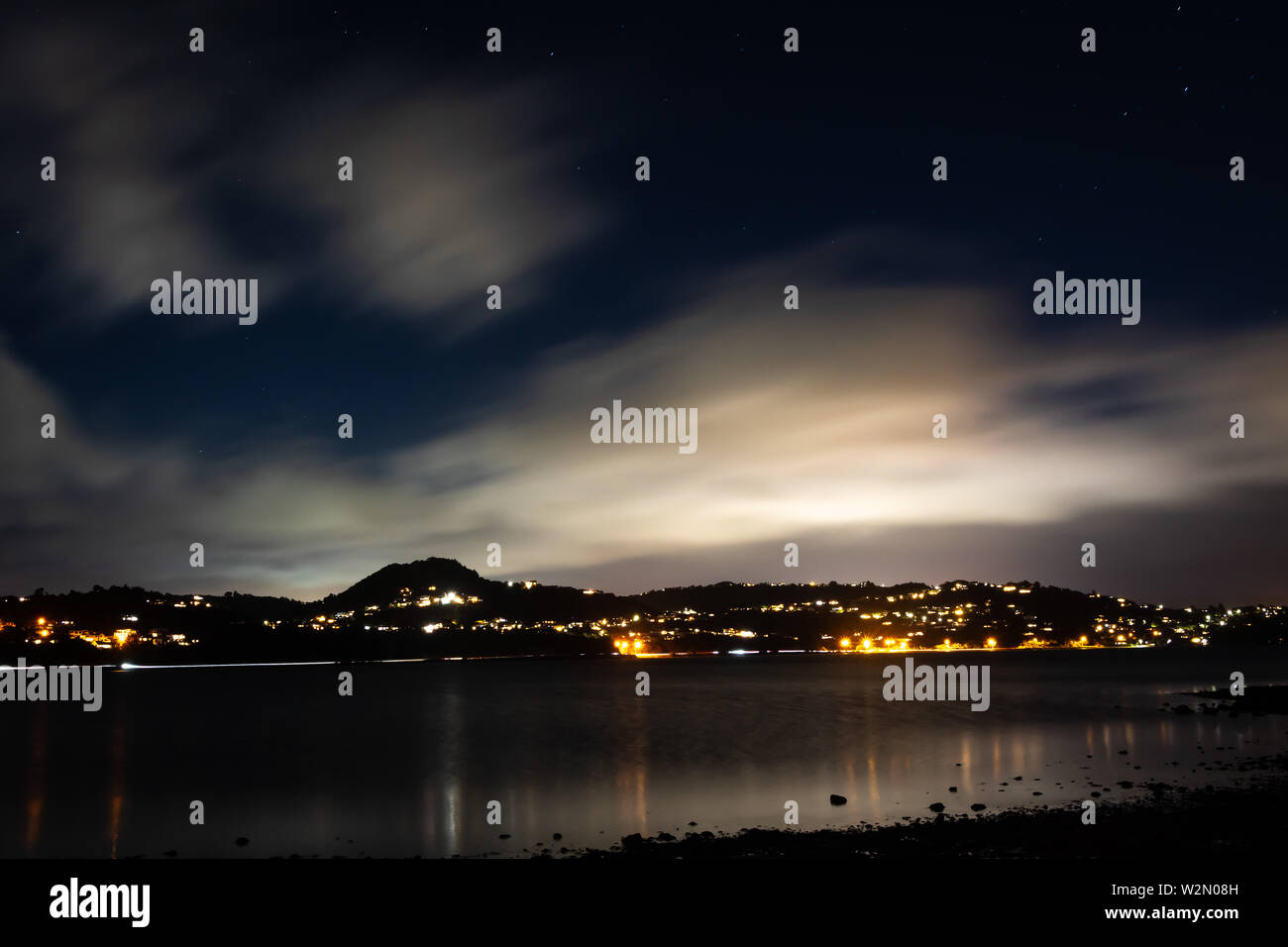 Die Lichter der Stadt im Hafen, Whitby, pauatahanui Einlass, Wellington, Nordinsel, Neuseeland wider Stockfoto