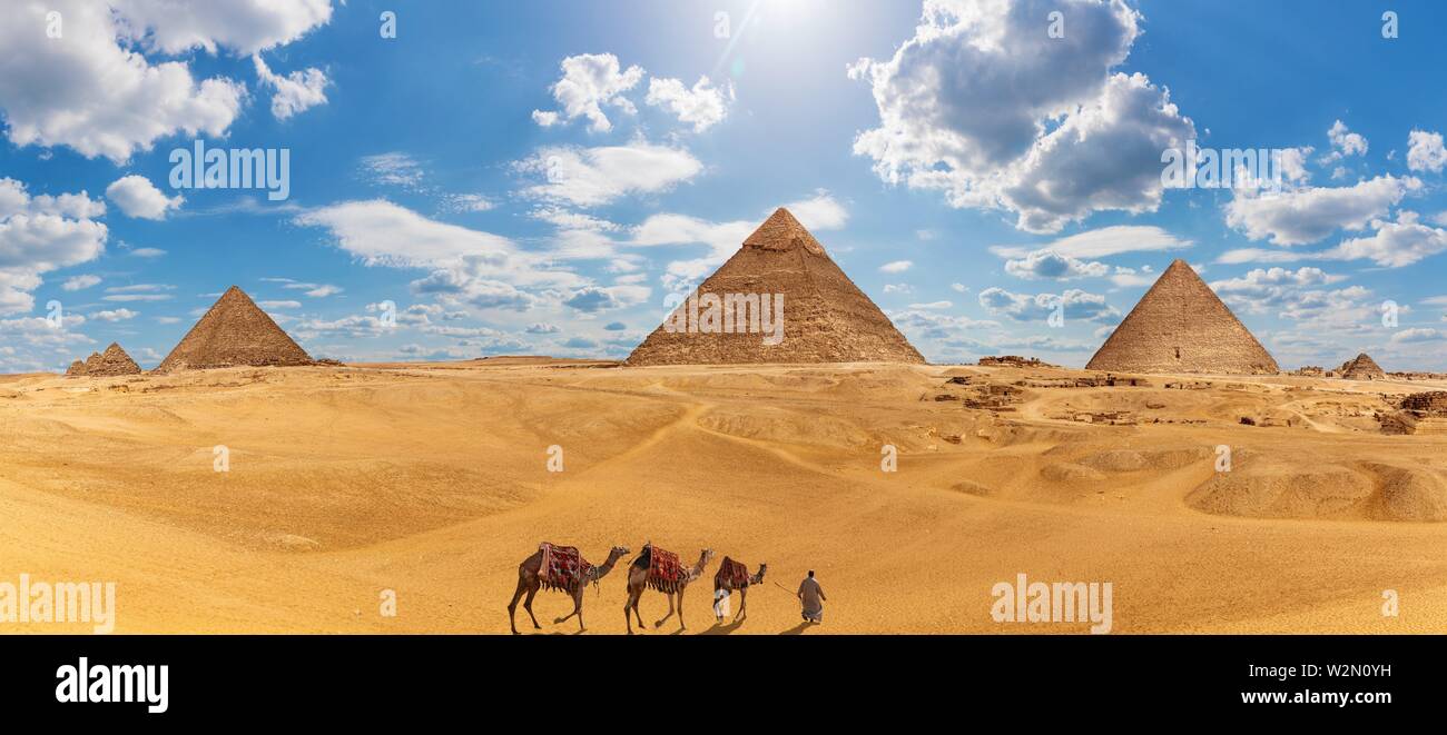 Panorama von Gizeh mit den Pyramiden, Kamele und ein Beduinenzelt. Stockfoto