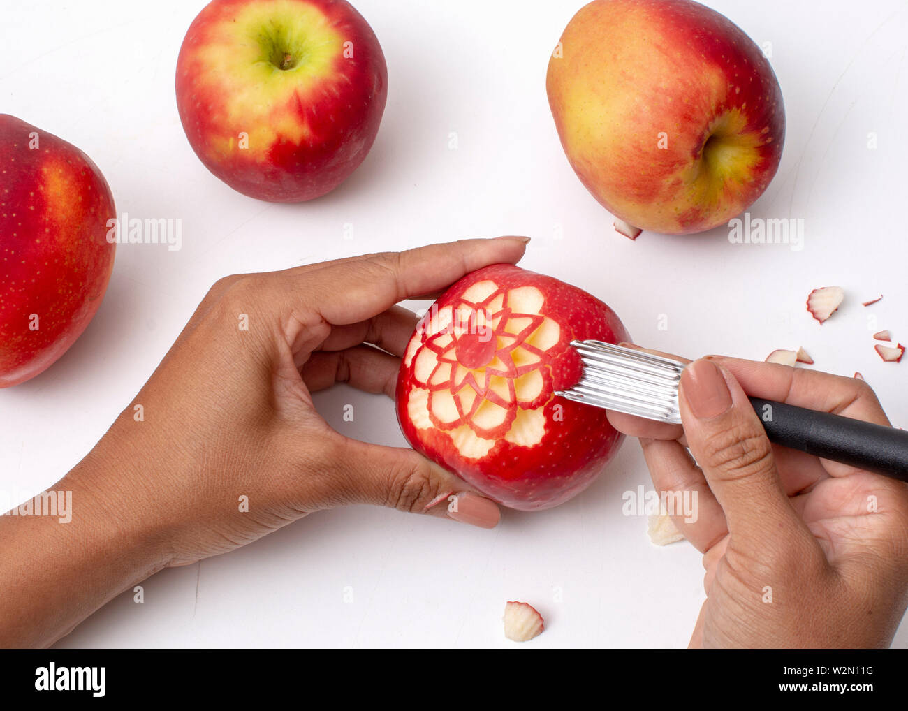 Rot und Grün apple Schnitzereien handgeschnitztem mit einem speziellen Schinkenmesser von foodstyling Artist angkana Neumayer von Österreich Stockfoto
