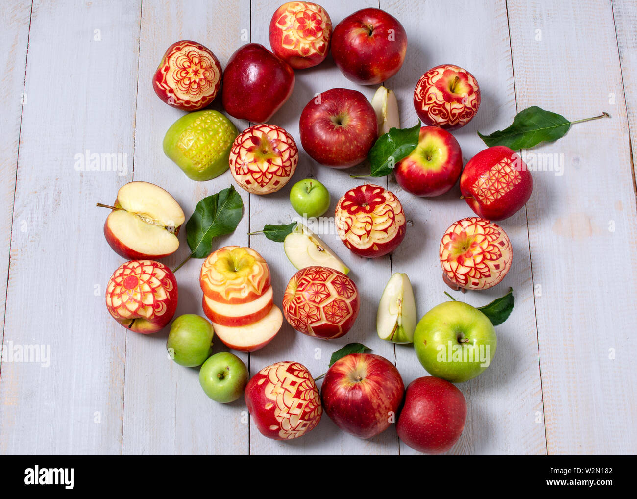 Rot und Grün apple Schnitzereien handgeschnitztem mit einem speziellen Schinkenmesser von foodstyling Artist angkana Neumayer von Österreich Stockfoto