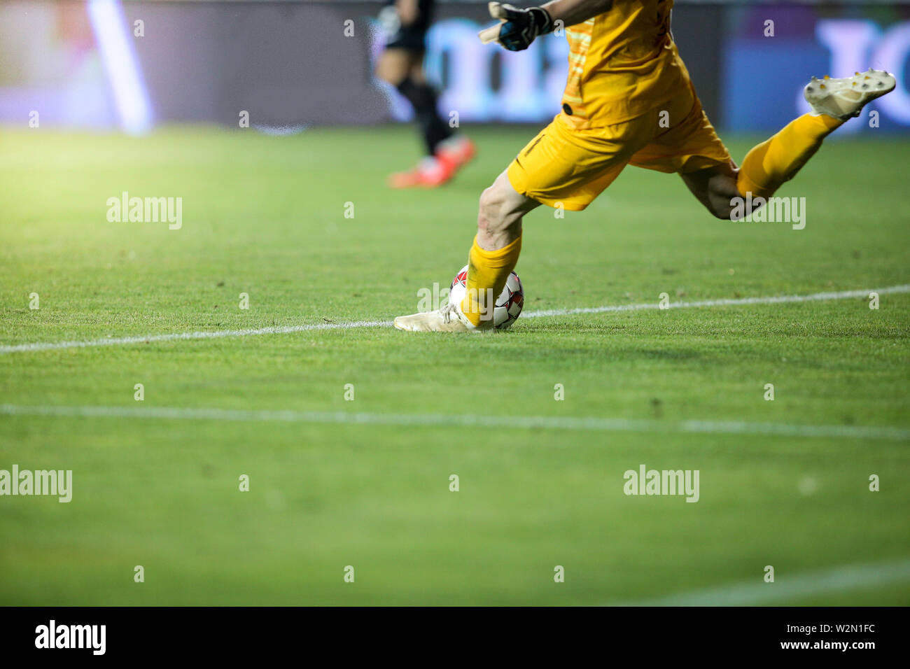 Details mit den Füßen eines Fußball-Torwart kicken den Ball während eines Spiels Stockfoto