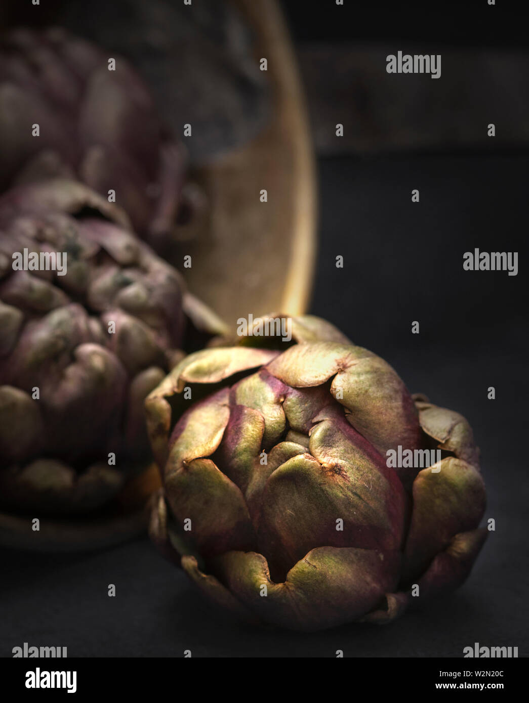 Essen Stillleben von baby Artischocken in rustikaler Atmosphäre gesetzt Stockfoto