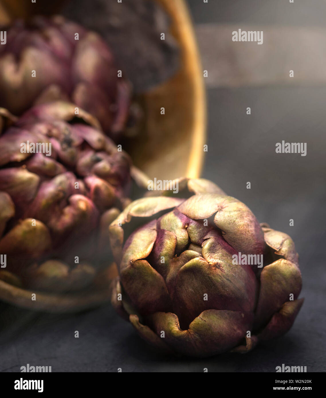 Essen Stillleben von baby Artischocken in rustikaler Atmosphäre gesetzt Stockfoto