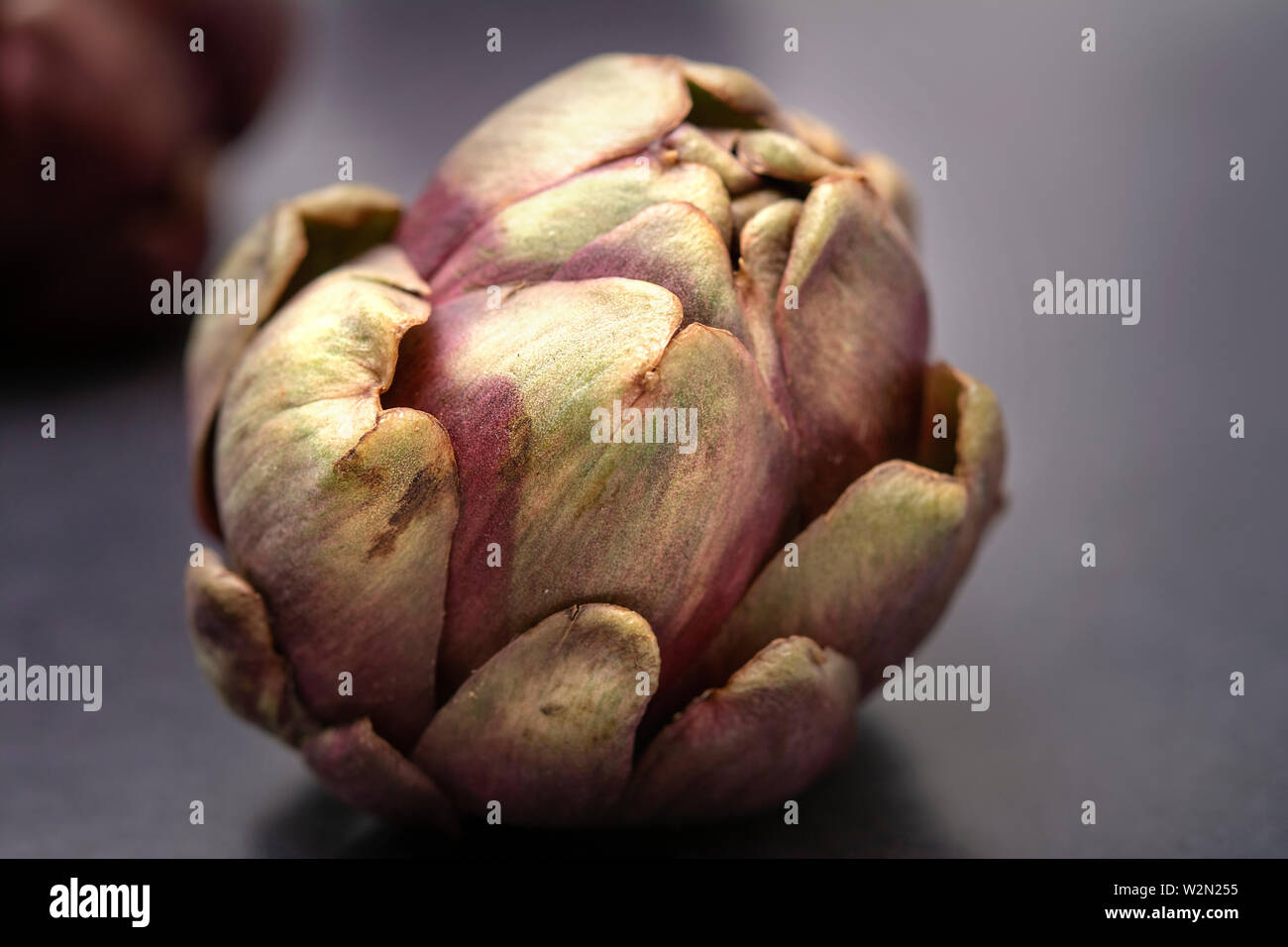 Essen Stillleben von baby Artischocken in rustikaler Atmosphäre gesetzt Stockfoto