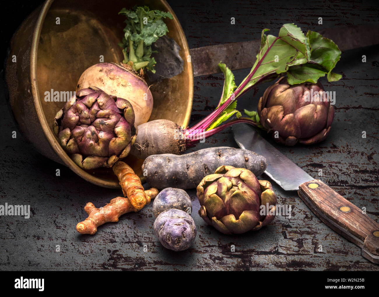Essen Stillleben von baby Artischocken in rustikaler Atmosphäre gesetzt Stockfoto