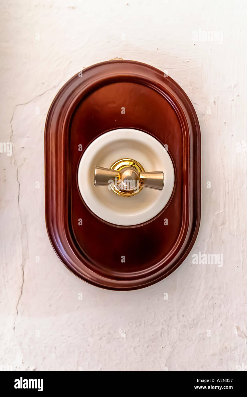 Alte und Luxus Rotary elektrischen Schalter in einem Kalk an der Wand montiert Stockfoto
