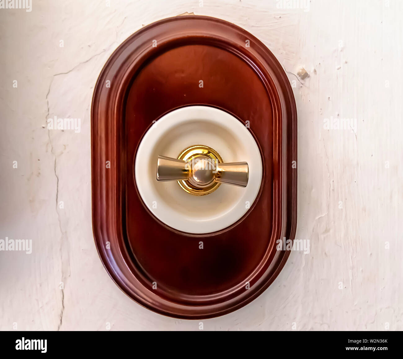 Alte und Luxus Rotary elektrischen Schalter in einem Kalk an der Wand montiert Stockfoto