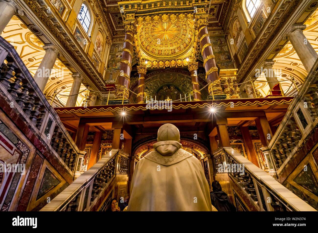 Papst beten Statue Grab Basilika Santa Maria Maggiore, Rom, Italien. Einer von vier Päpstlichen Basiliken, 422-432, zu Ehren der Jungfrau Maria erbaut, wurde Stockfoto