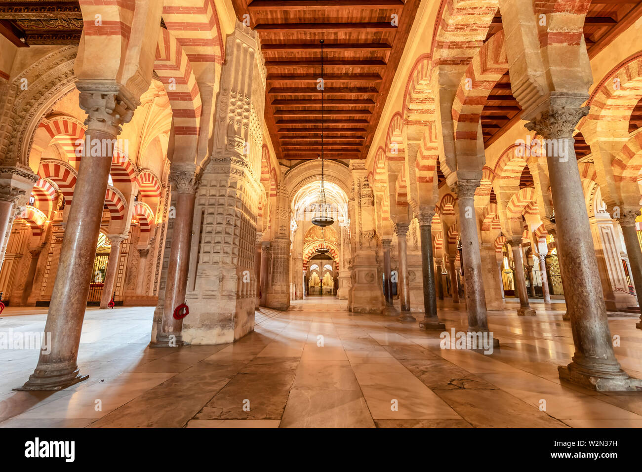 Cordoba, Spanien - Juli 7, 2019: Die Große Moschee oder die Mezquita, hypnotisierende Bögen im Inneren der Großen Moschee von Córdoba oder der Kathedrale - Moschee von Córdoba Stockfoto