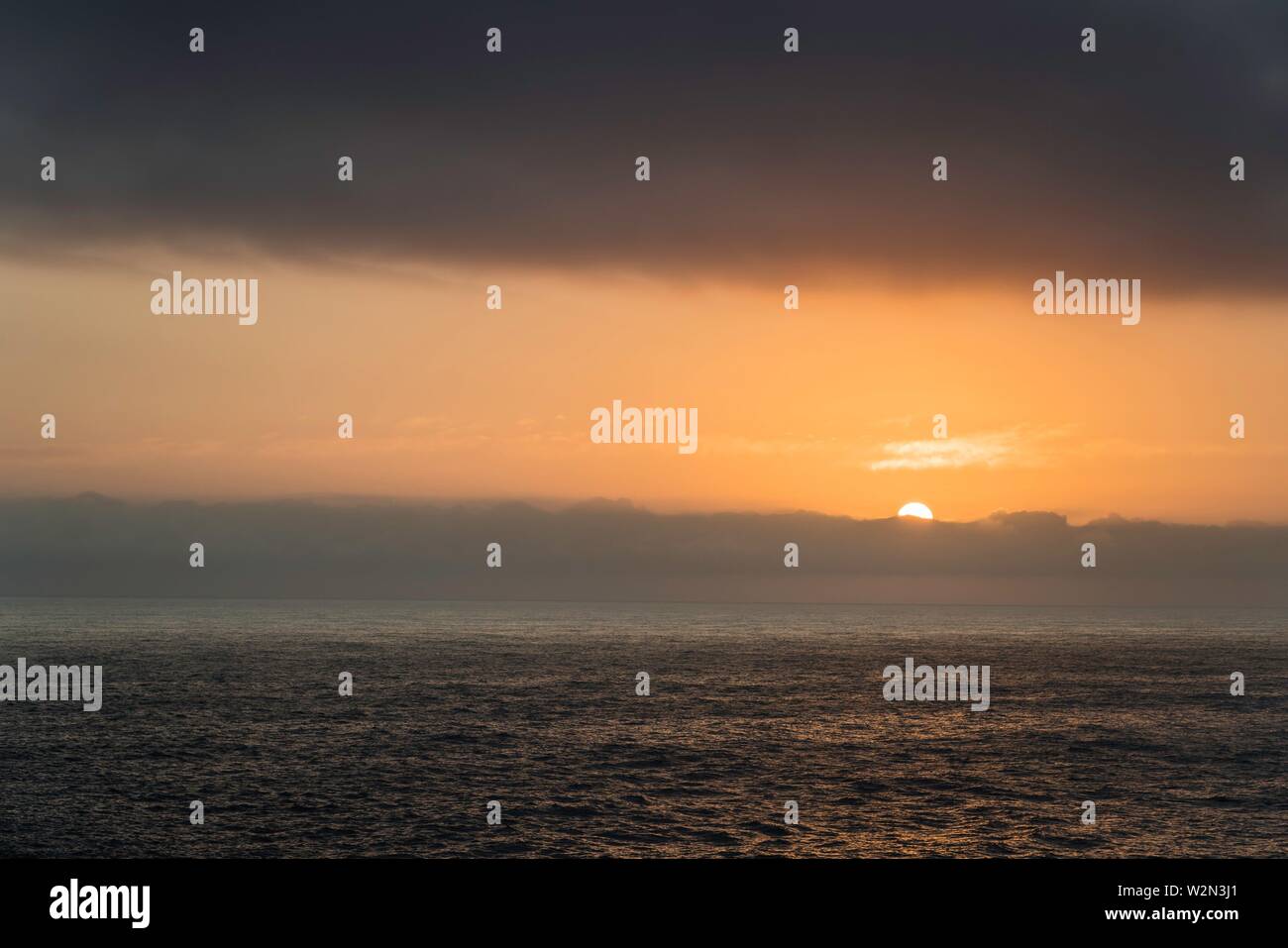 Ein farbenfroher Sonnenuntergang mit Wolken in den Nordatlantik. Stockfoto