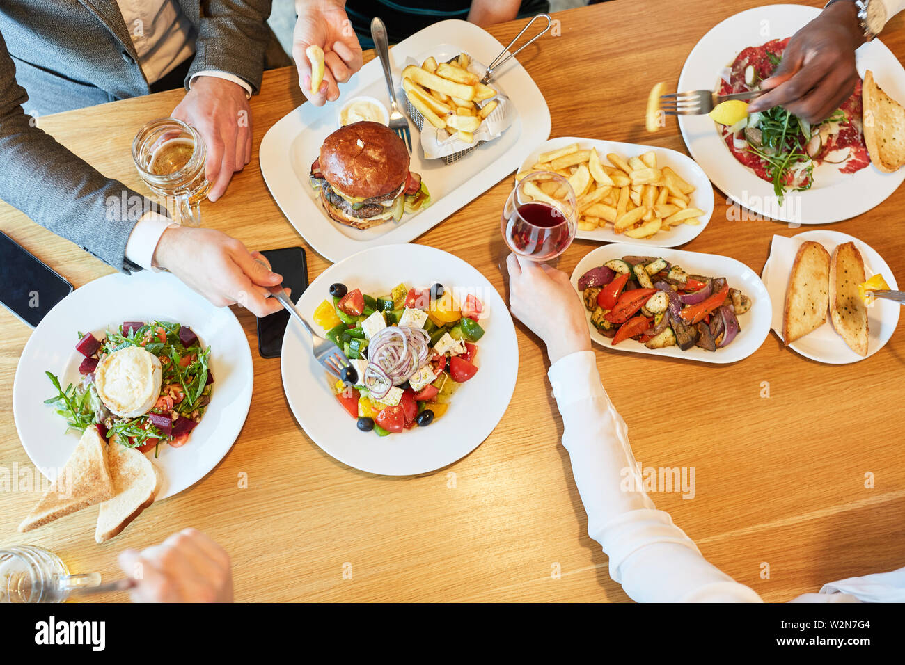 Freunde über ein herzhaftes Mittagessen oder Abendessen im Restaurant Stockfoto