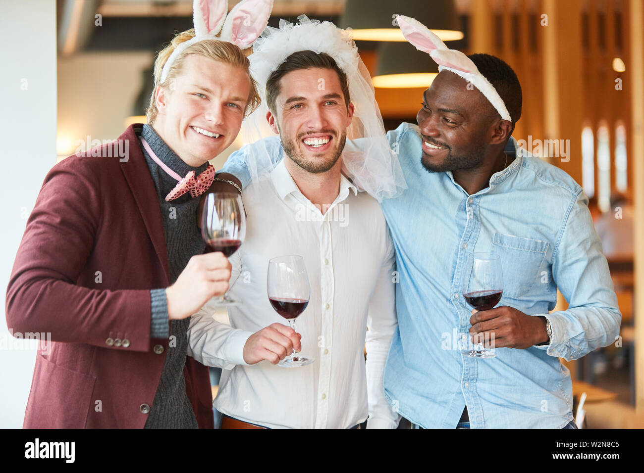 Freunde feiern happy Bachelor Party und Rotwein trinken zusammen Stockfoto