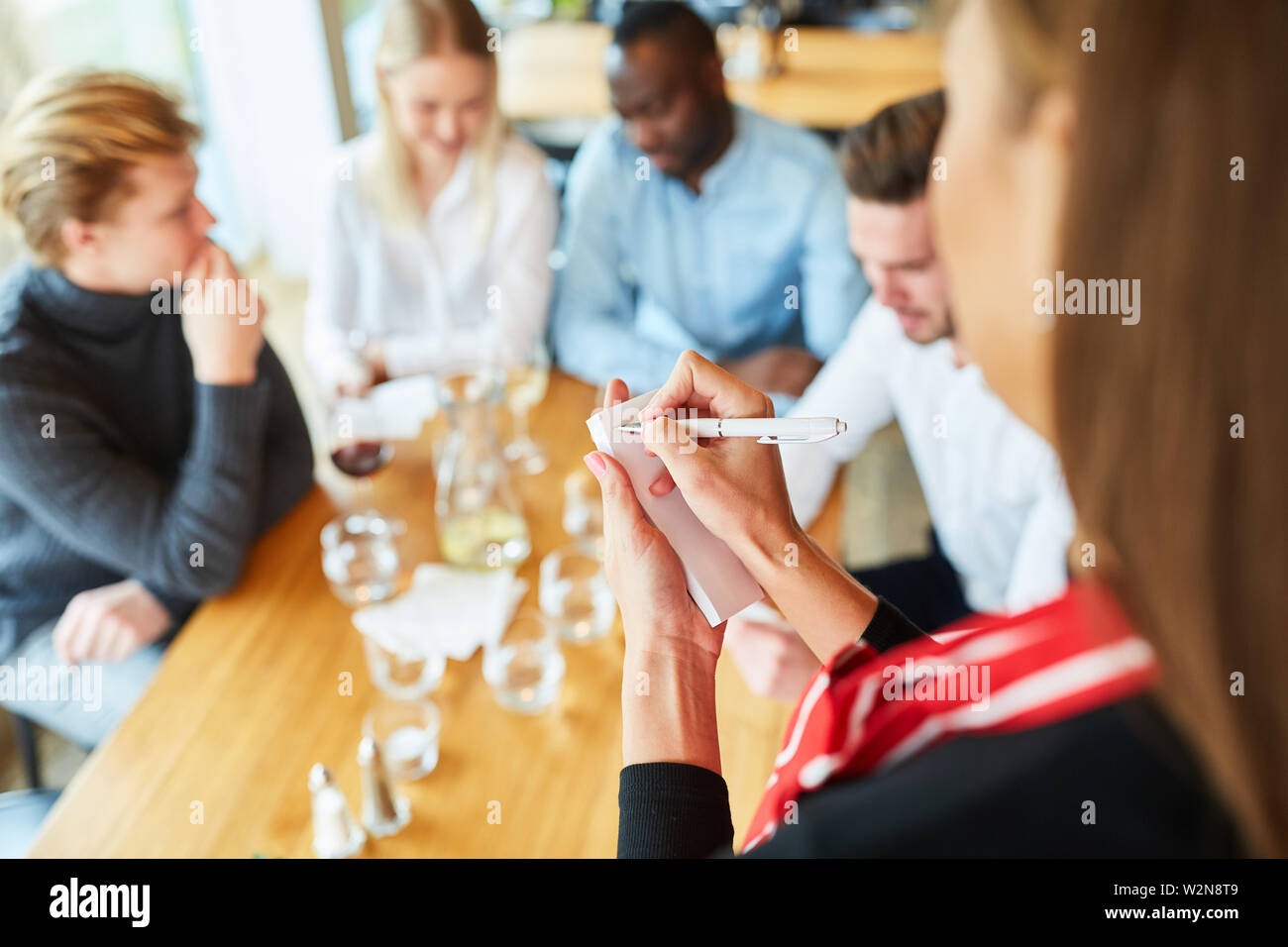 Kellnerin oder Kellnerin macht eine Bestellung im Bistro oder Restaurant Stockfoto