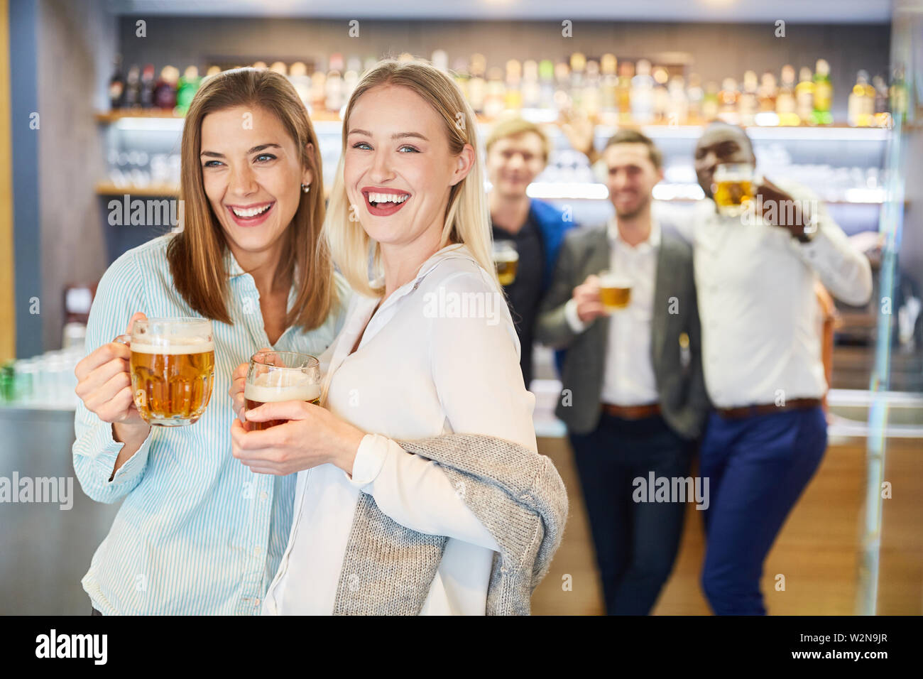 Zwei Freunde feiern mit Bier in einem Pub oder Kneipe Stockfoto