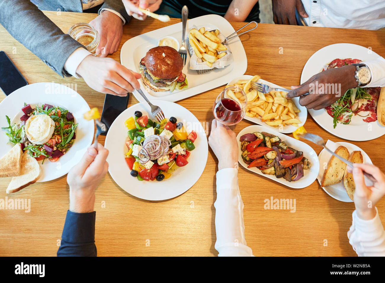 Auswahl an herzhaften Essen im Restaurant zum Mittag- oder Abendessen Stockfoto