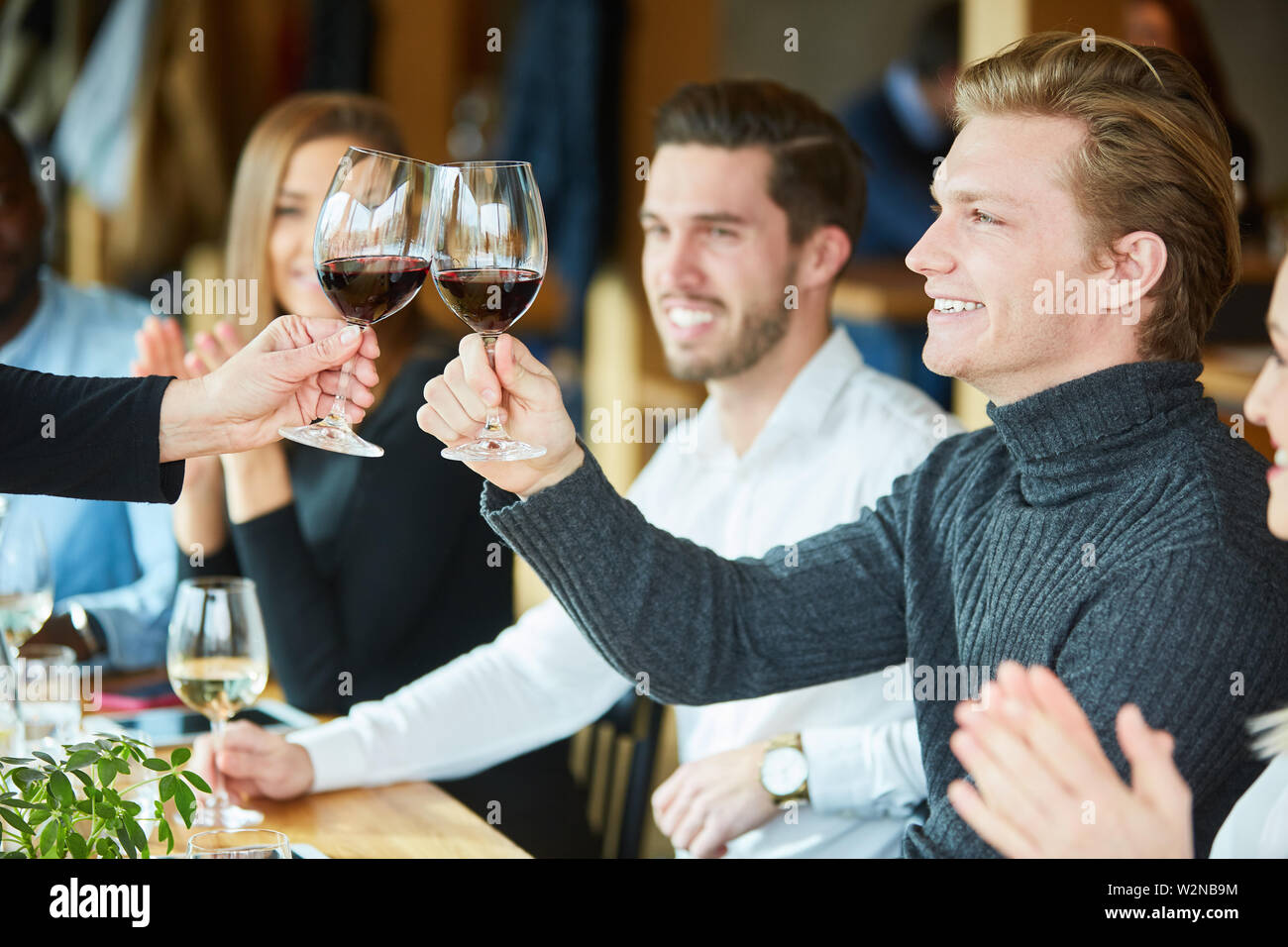 Mann Verkostung mit Glas Rotwein im Bistro oder im Restaurant bei einer Feier Stockfoto