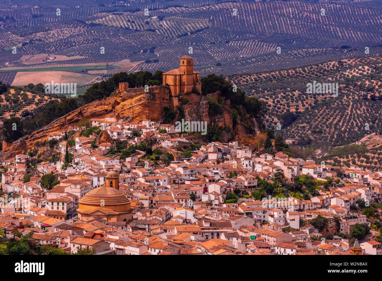 Hohe Betrachtungswinkel und der Hill Top Stadt Montefrio, Provinz Granada, Andalusien, Spanien. Montefrio war einer der Top Ten der Städte mit den besten genannt Stockfoto