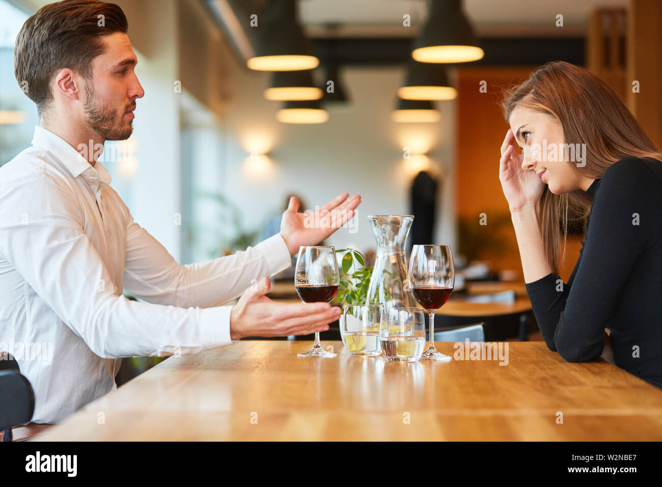 Junges Paar in ein Rendezvous im Restaurant, während Diskutieren und Argumentieren Stockfoto