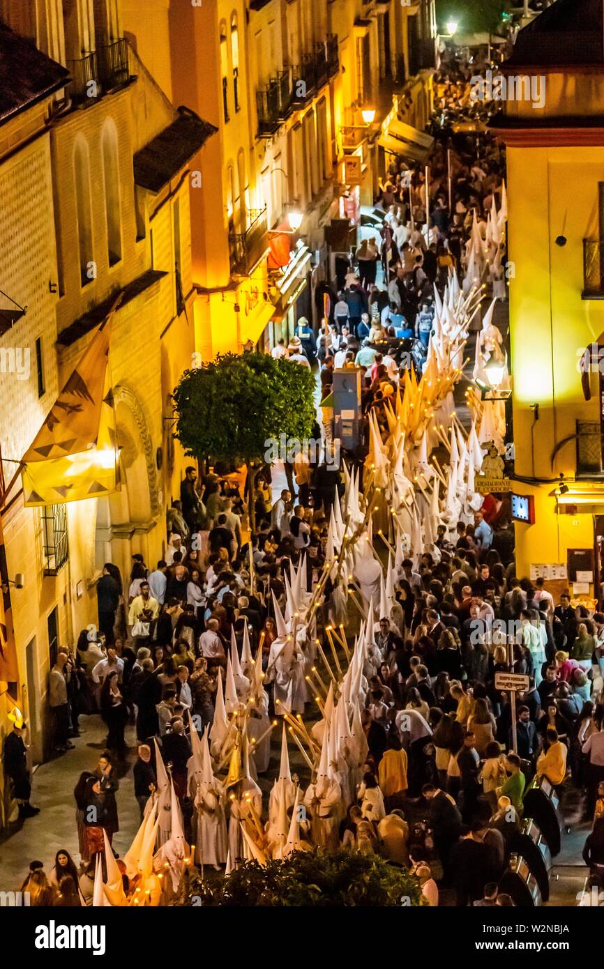 Hohe Betrachtungswinkel Der Vermummte Busser Nazarenos An Der Prozession Der Bruderschaft Hermandad La Candelaria Der Heiligen Woche Semana Santa Sevilla Stockfotografie Alamy