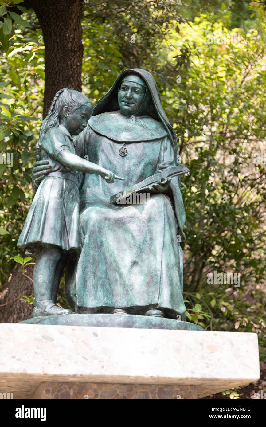 Bronze der Nonne und Kind, Kloster Montserrat, Monistrol de Montserrat, Katalonien, Spanien Stockfoto
