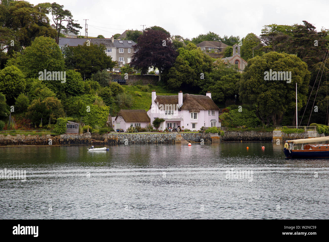 Reetdachhaus am Ufer der Penryn River in der Nähe von Falmouth in Cornwall, England Stockfoto