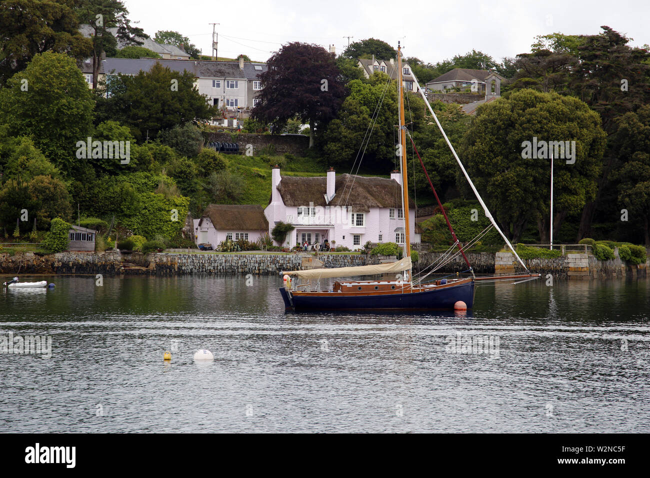 Reetdachhaus am Ufer der Penryn River in der Nähe von Falmouth in Cornwall, England Stockfoto