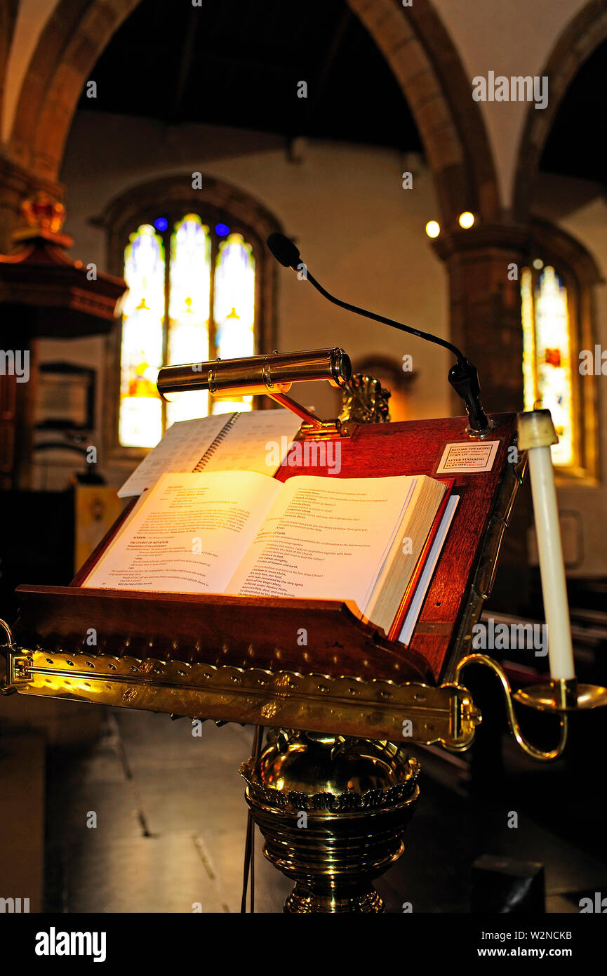 Rednerpult mit offenen Gebetbuch in St Mary's Priorat, Lancaster, Großbritannien Stockfoto
