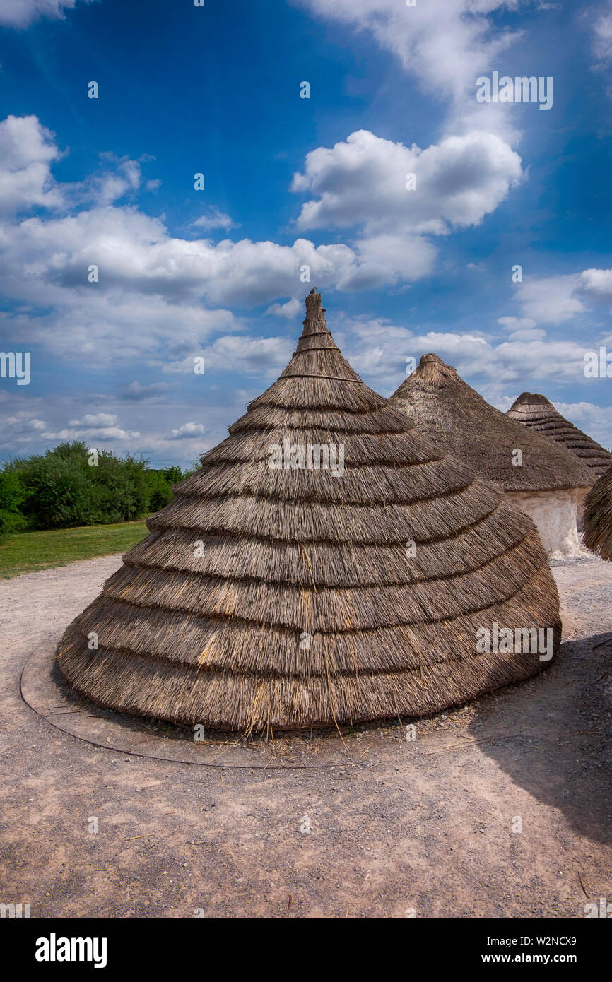 Erholung der Neolithischen strohgedeckten Hütten in Stonehenge Visitor Centre, Airmans Ecke in der Nähe von Amesbury, Wiltshire, England, Juli 2019. Stockfoto