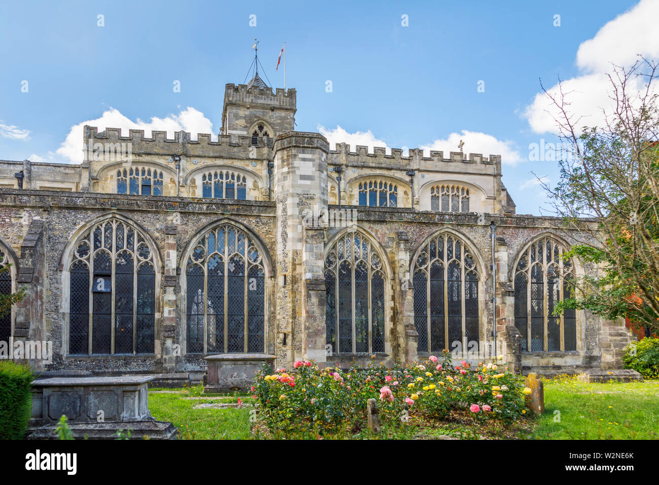 Die Außenseite des St Thomas's Kirche, St. Thomas Square, Salisbury Kathedrale Stadt in Wiltshire, England, UK an einem sonnigen Tag mit blauen Himmel Stockfoto