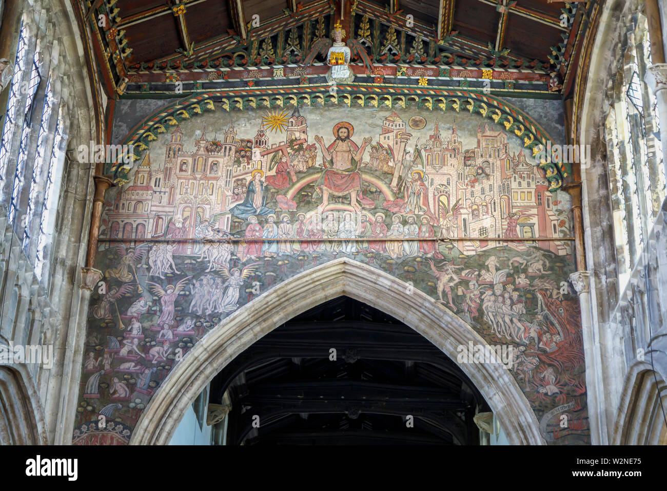 Doom Malerei über dem Chorbogen und Innenraum von St. Thomas Kirche in Salisbury Town Center, eine Kathedrale Stadt in Wiltshire, England, Großbritannien Stockfoto